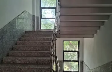 Saubere Treppenhaus bei Tageslicht