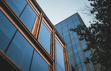 Saubere Fenster eines Bürogebäudes